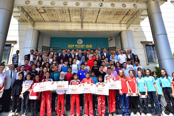 Başarılı öğretmen ve öğrenciler ödüllendirildi