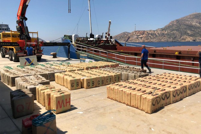 Uluslararası suda 12 ton esrar ele geçirildi