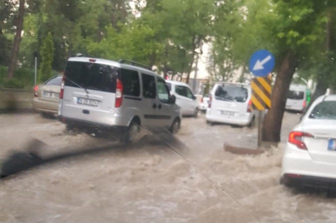 Elazığ'da şiddetli yağış trafiği olumsuz etkiledi