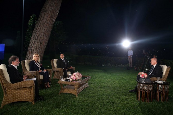 Cumhurbaşkanı Erdoğan, sosyal medya ve televizyon ortak yayınında soruları yanıtladı