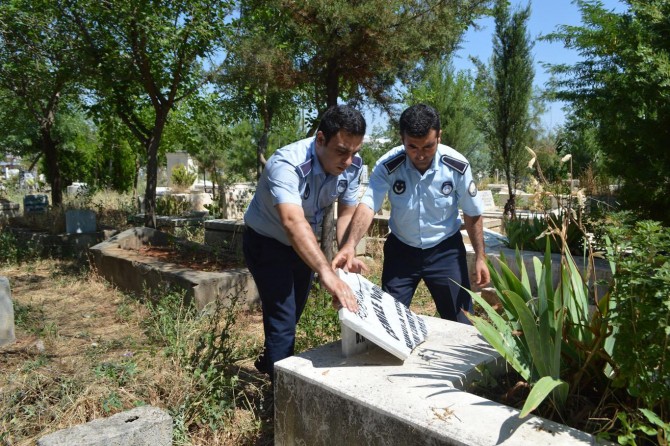Mezar taşlarını kırarak kayıplara karıştı