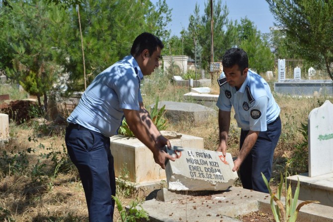 Akli dengesi bozuk kişi birçok mezarın taşını kırdı