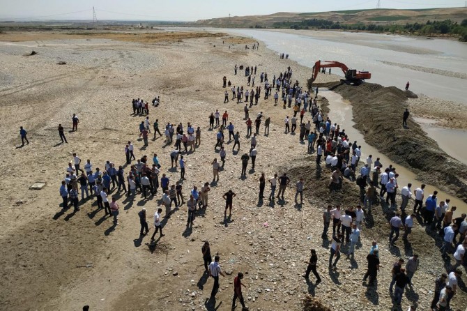 Du bira di çem de winda bûn