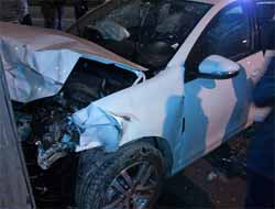 Batman'da Hızını Alamayan Araç Duvara Çarptı: 4 Yaralı