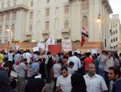 İhvan Mensupları Mursi'nin Sarayın Önünde Toplanıyor