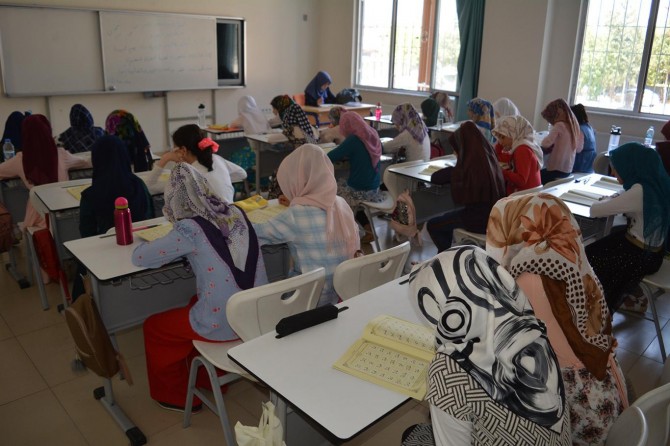 Minik öğrencilere yaz Kur’an kursunda hafızlık eğitimi