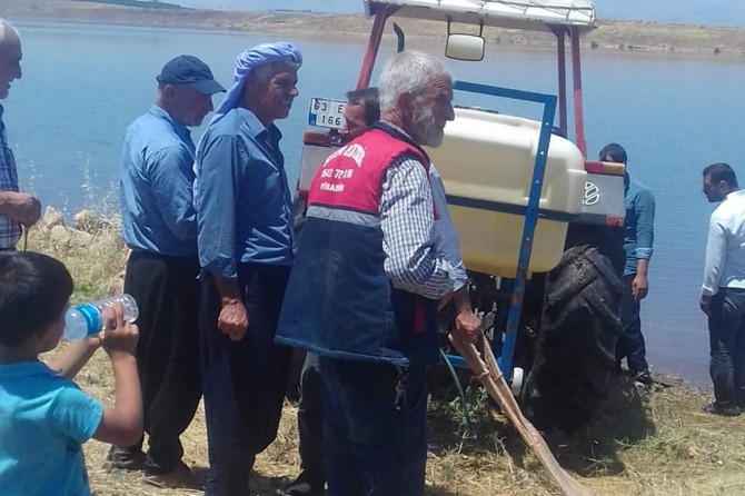Hilvan'da freni tutmayıp Fırat Nehri'ne giren traktör çıkarıldı