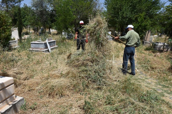 Hilvan'da mezarlıklar yabani otlardan arındırılıyor