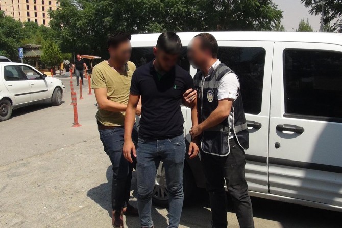 Mardin Kızıltepe'de kaldırımdaki ağacı kıran zanlı gözaltına alındı