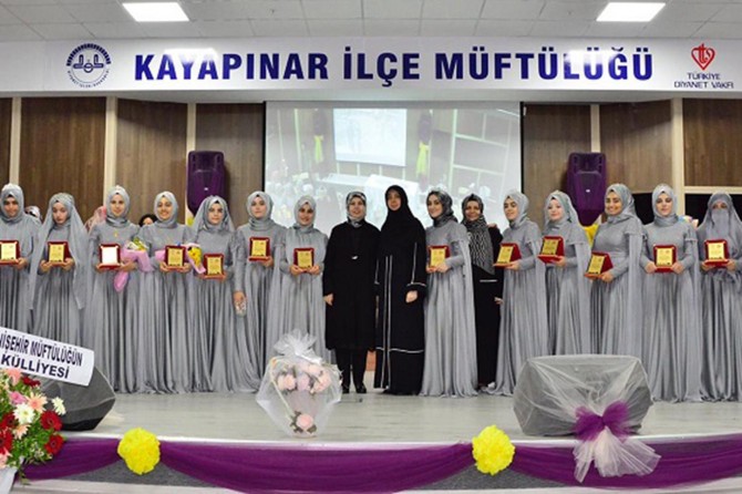 ​Diyarbakır’da İslami ilimlerini tamamlayan 20 hafize mezun oldu