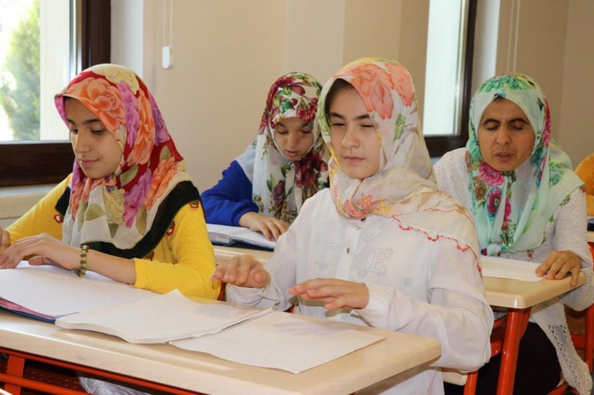 ​Karanlık dünyalarını Kur'an'ın nuruyla aydınlatıyorlar