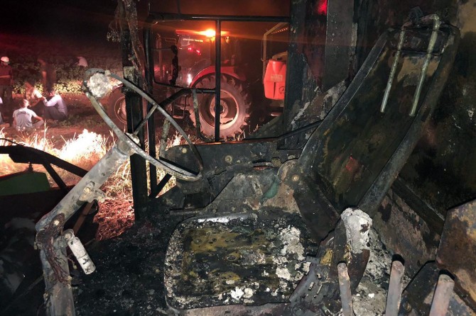 Hilvan'da hasat yapan biçerdöver yandı