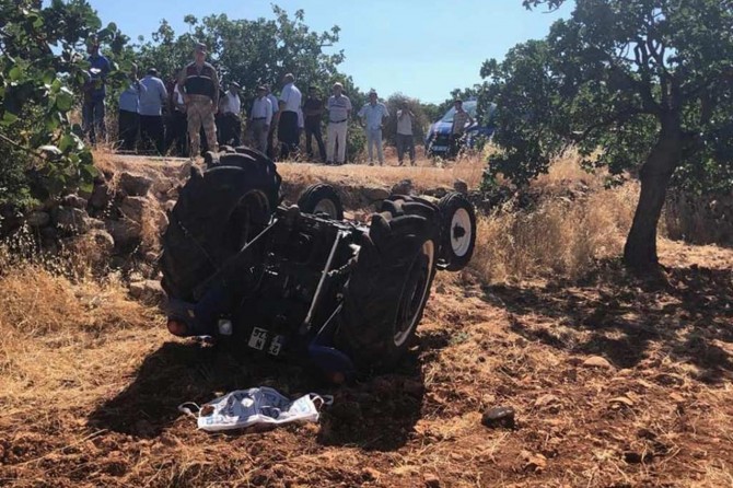 Nizip'te devrilen traktörün altında kalan çiftçi hayatını kaybetti