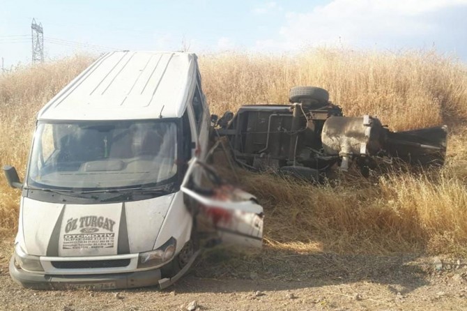 Kurtalan-Batman karayolunda minibüs ile traktör çarpıştı: 1 ölü, 2 yaralı