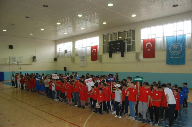 Bitlis’te 26 branşta 1500 öğrenci yaz spor okuluna başladı