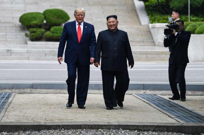 Trump ile Kim silahsızlandırılmış bölgede buluştu