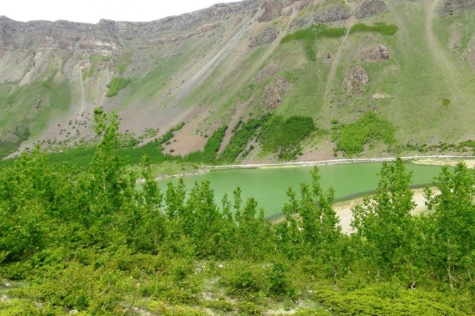 Doğa harikası Nemrut Krater Gölü’ne ziyaretçi akını