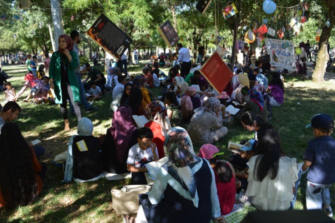 ​Batman'da parkta kitap okuma farkındalığı