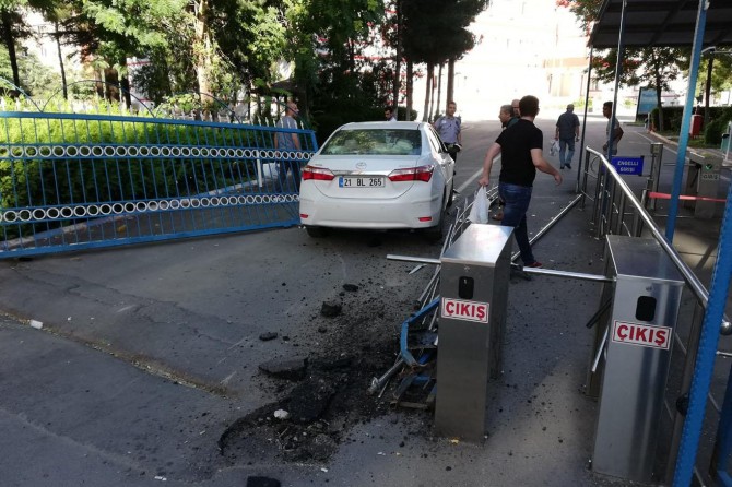 Batman'da otomobil üniversite bahçesinin demir kapısını yıktı