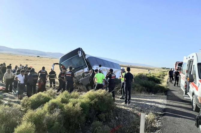 Li Aksarayê otobusa rêwîyan qeza kir: 42 birîndar