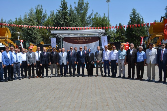 Batman’da 12 hizmet aracı teslim edildi