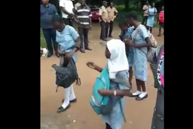 Nijerya'da başörtülü öğrencilere zulüm