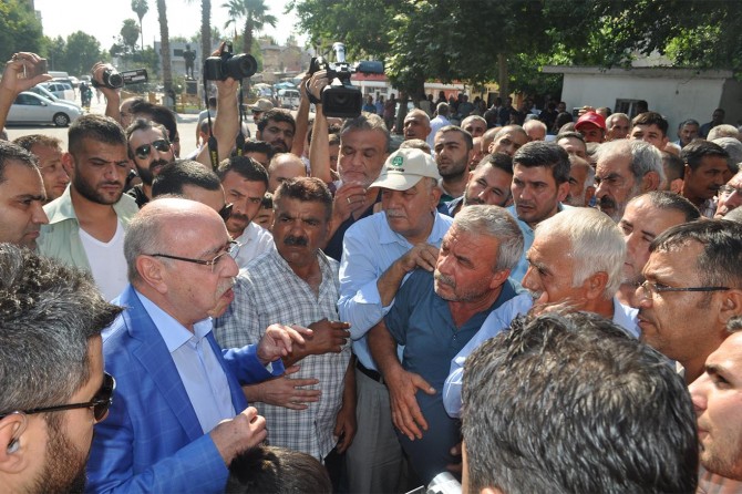 Birecik'te esnaf, yazar kasa atıp köprüyü trafiğe kapattı