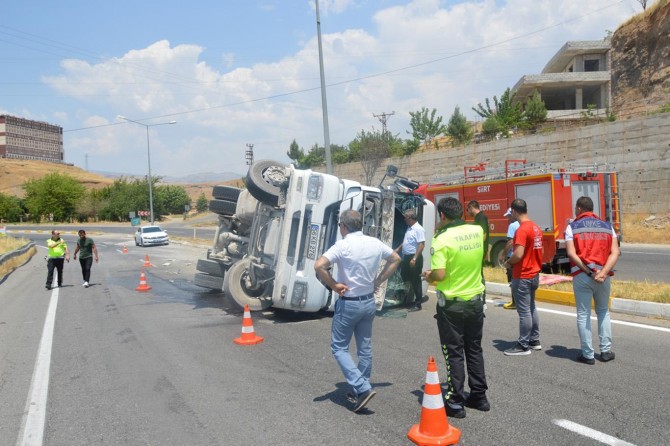 Siirt-Kurtalan Karayolu'nda freni boşalan beton mikseri devrildi: 1 yaralı