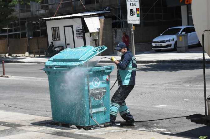 Gaziantep'te çöp konteynerleri dezenfekte edilerek temizleniyor