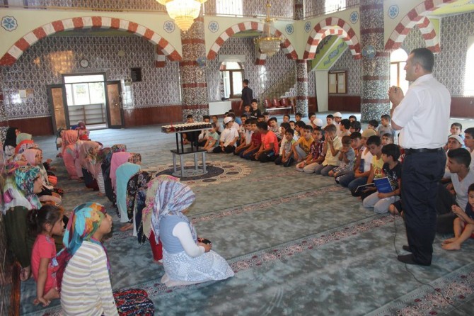 ​Kur'an okumaya geçen çocuklara pasta ikram edildi