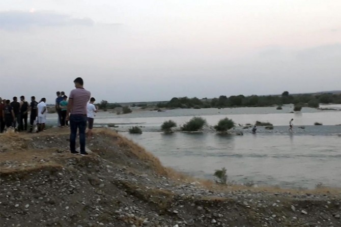 Batman Çayı'nda mahsur kalan gençler kurtarıldı