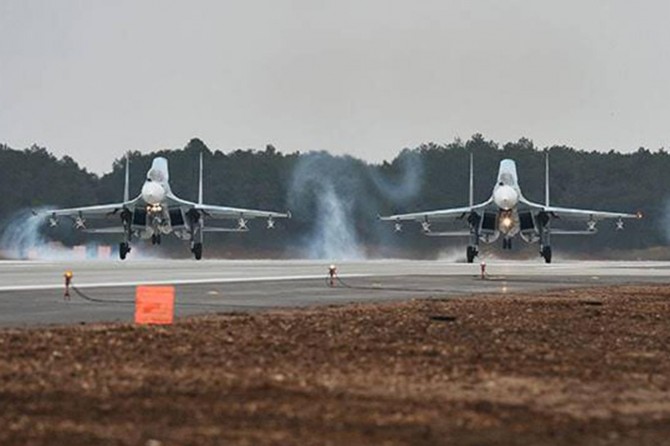 Katar'da savaş uçakları havada çarpıştı