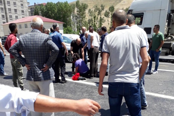 Yolun karşısına geçmeye çalışan kadına otomobil çarptı