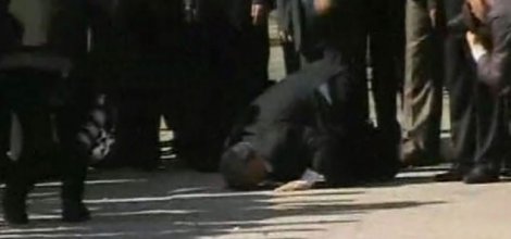 Gazze'ye giden Halid Meşal, toprağı öptü