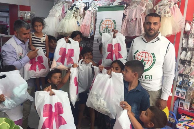 Avrupa Yetim Eli Makedonya'da yetim giydirdi