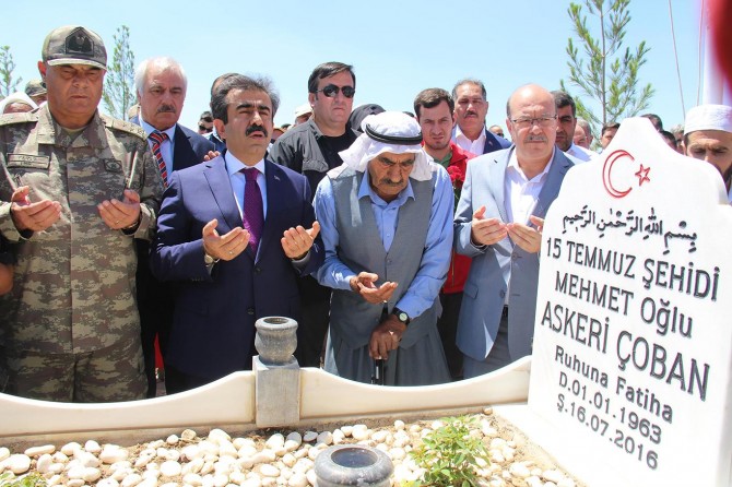 ​Diyarbakır'da 15 Temmuz şehitleri kabirleri başında anıldı