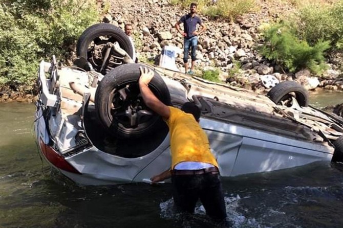 Bingöl'de otomobil çaya devrildi: 1 ölü, 2 yaralı