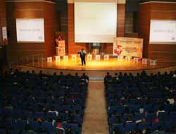 Üniversite Adaylarından "Sınavdır Geçer Konferansı"na Yoğun İlgi