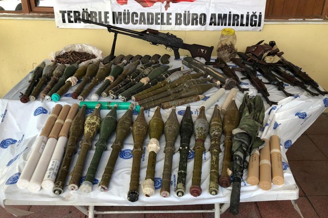 Hakkari'de silah ve mühimmat ele geçirildi