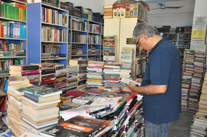 Pahalılık kitapseverleri ikinci el kitaplara yöneltiyor