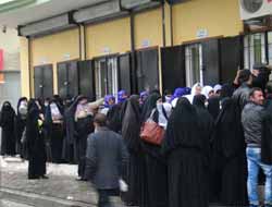 Yağmura Rağmen Yardım Kuyruğu