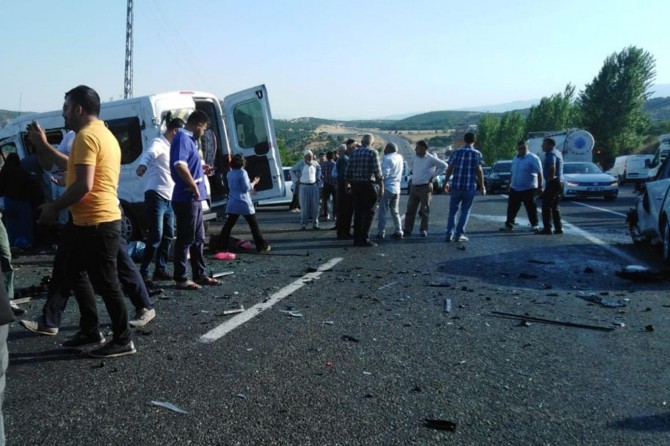 Bingöl'de minibüs ile otomobil çarpıştı: 1 ölü 14 yaralı