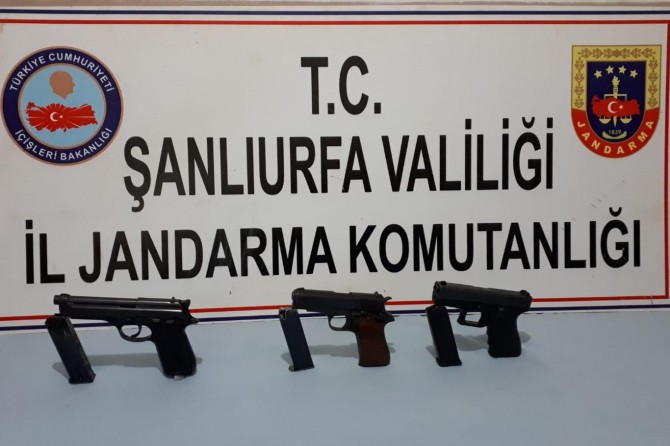 Hilvan'da kontrol noktasında 3 ruhsatsız tabanca ele geçirildi