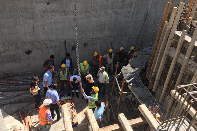 Kâhta'da inşaattan düşen işçinin ayağı kırıldı