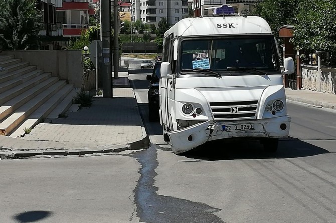 Batman'da bir otomobil ile hat minibüsü çarpıştı