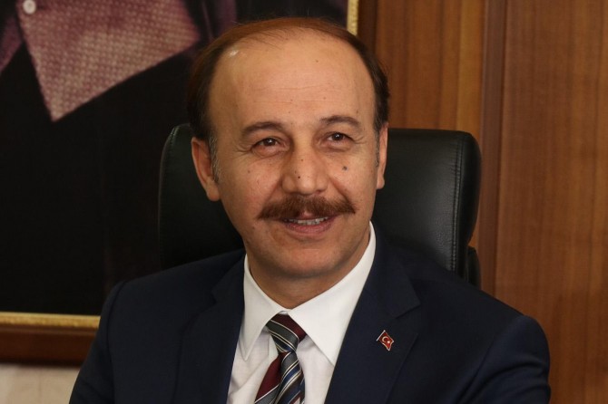 Basın, devlet ile millet arasında köprü vazifesi görmektedir