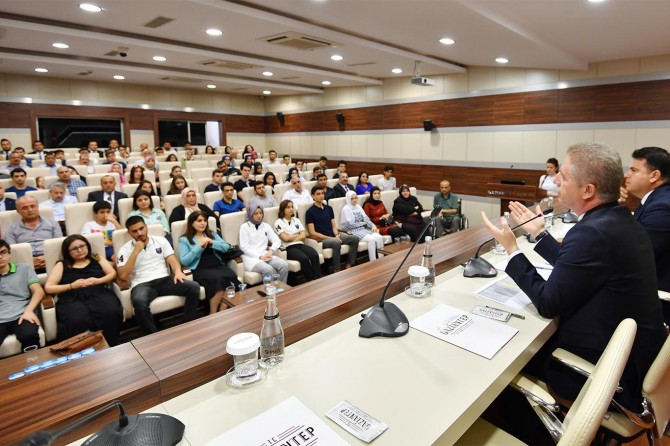 Gaziantep Valisi LGS'de ilk bine giren öğrencilerle buluştu