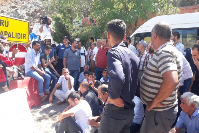 Heyelan riski nedeniyle kapatılan köprünün açılmasını istediler