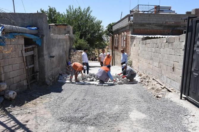 Hilvan'da yol yapım çalışmaları devam ediyor
