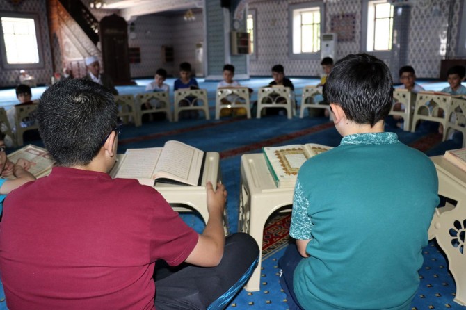 Çocuklarımızı imanlı ve ahlaklı bir fert olarak yetiştirmeliyiz